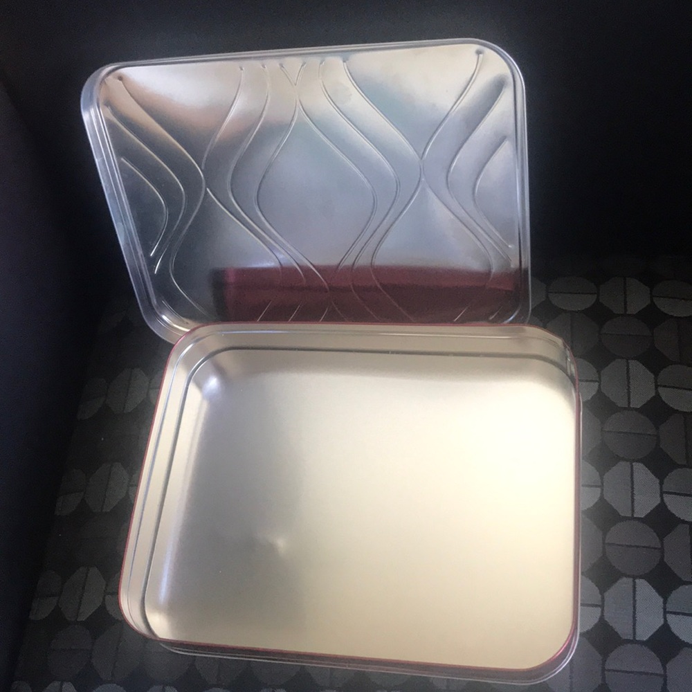 Red Cookie Tin Rectangular 💝 $1 when Purchased with another item 💝 - Picture 7 of 8